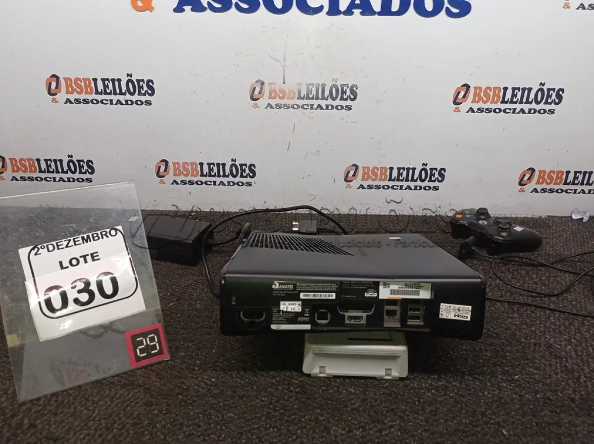 LOTE 030 - 01 XBOX 360 C/FONTE E 01 CONTROLE. (NO ESTADO) ATENÇÃO! FAZER A VISITAÇÃO ANTES DE ARREMATAR, NÃO SABEMOS SE FUNCIONA. LEILÃO NÃO TEM GARANTIA E NEM DEVOLUÇÃO, SUJEITO A POSSÍVEIS AVARIAS VISÍVEIS/OCULTAS E/OU AUSÊNCIA DE COMPONENTES.