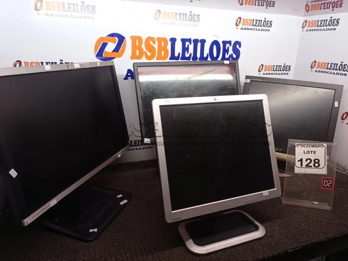 LOTE 128 - 04 MONITORES LCD MARCAS E MODELOS DIVERSOS. (NO ESTADO) ATENÇÃO! FAZER A VISITAÇÃO ANTES DE ARREMATAR, NÃO SABEMOS SE FUNCIONA. LEILÃO NÃO TEM GARANTIA E NEM DEVOLUÇÃO, SUJEITO A POSSÍVEIS AVARIAS VISÍVEIS/OCULTAS E/OU AUSÊNCIA DE COMPONENTES.