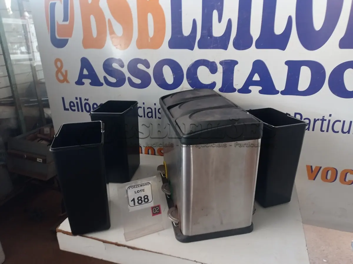 LOTE 188 - 01 LIXEIRA EM INOX C/PEDAL E 03 COMPARTIMENTOS. (NO ESTADO) ATENÇÃO! FAZER A VISITAÇÃO ANTES DE ARREMATAR, NÃO SABEMOS SE FUNCIONA. LEILÃO NÃO TEM GARANTIA E NEM DEVOLUÇÃO, SUJEITO A POSSÍVEIS AVARIAS VISÍVEIS/OCULTAS E/OU AUSÊNCIA DE COMPONENTES.