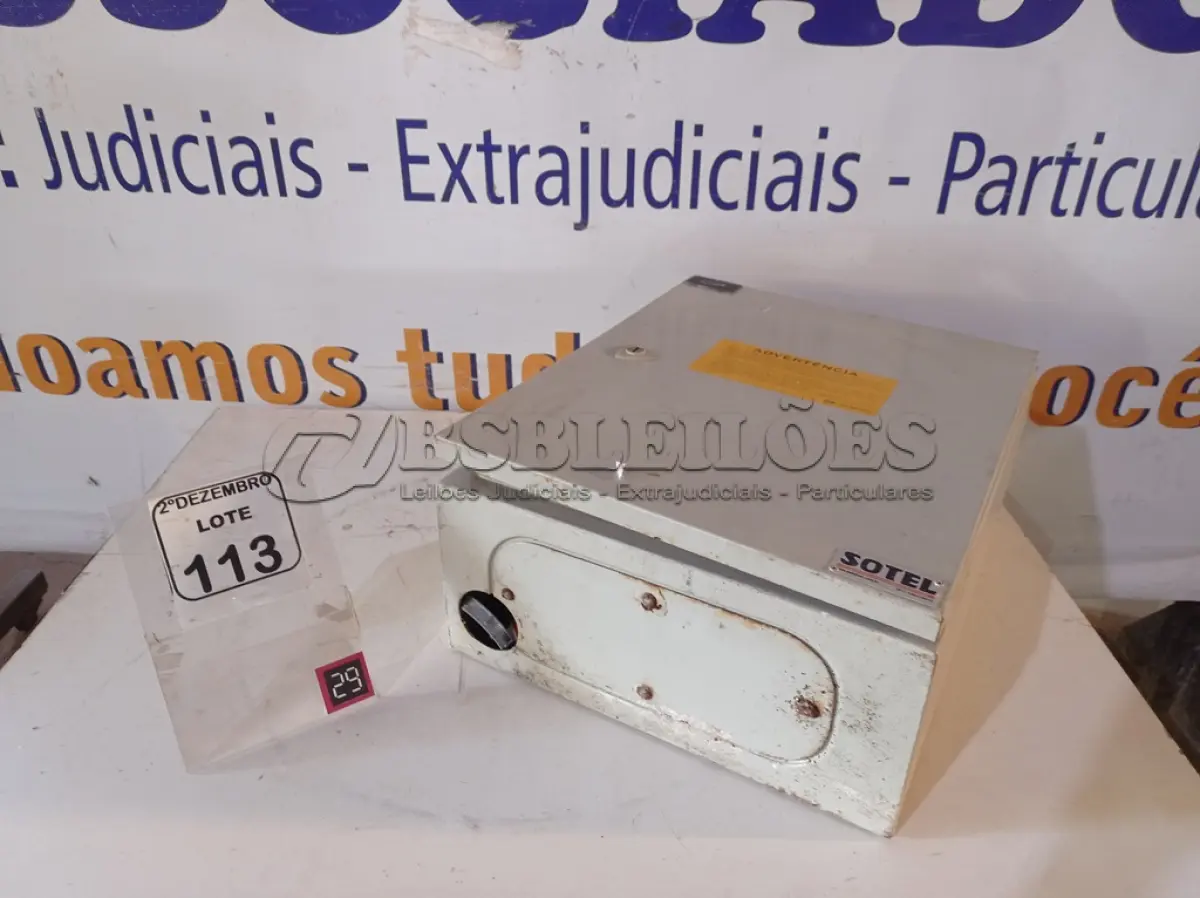 LOTE 113 - 01 QUADRO ELÉTRICO DE FERRO VAZIO. (NO ESTADO) ATENÇÃO! FAZER A VISITAÇÃO ANTES DE ARREMATAR, NÃO SABEMOS SE FUNCIONA. LEILÃO NÃO TEM GARANTIA E NEM DEVOLUÇÃO, SUJEITO A POSSÍVEIS AVARIAS VISÍVEIS/OCULTAS E/OU AUSÊNCIA DE COMPONENTES.