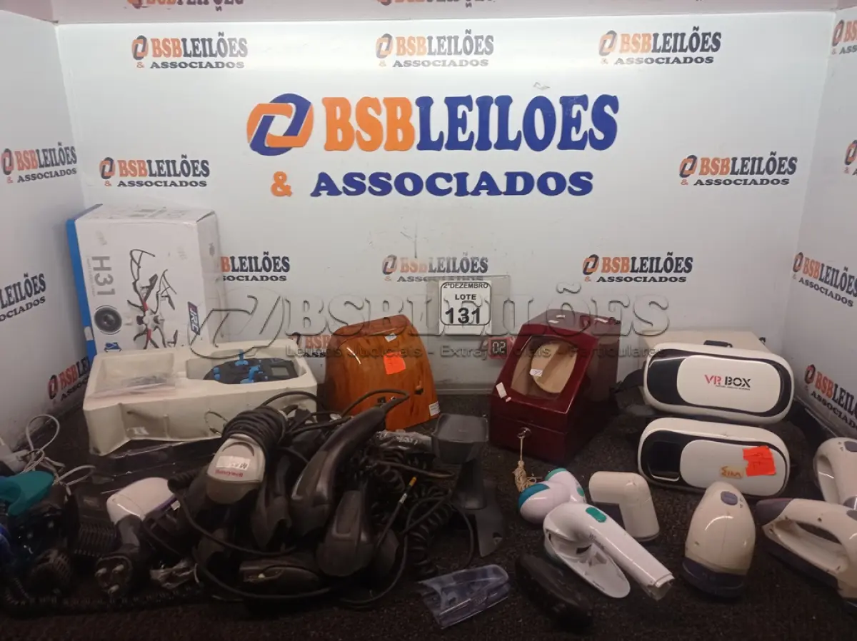 LOTE 131 - 02 EXPOSITORES P/RELÓGIOS, 02 ÓCULOS VIRTUAIS, LEITORES DE CÓDIGOS DE BARRAS, BARBEADORES E ELETRÔNICOS DIVERSOS. (NO ESTADO) ATENÇÃO! FAZER A VISITAÇÃO ANTES DE ARREMATAR, NÃO SABEMOS SE FUNCIONA. LEILÃO NÃO TEM GARANTIA E NEM DEVOLUÇÃO, SUJEITO A POSSÍVEIS AVARIAS VISÍVEIS/OCULTAS E/OU AUSÊNCIA DE COMPONENTES.