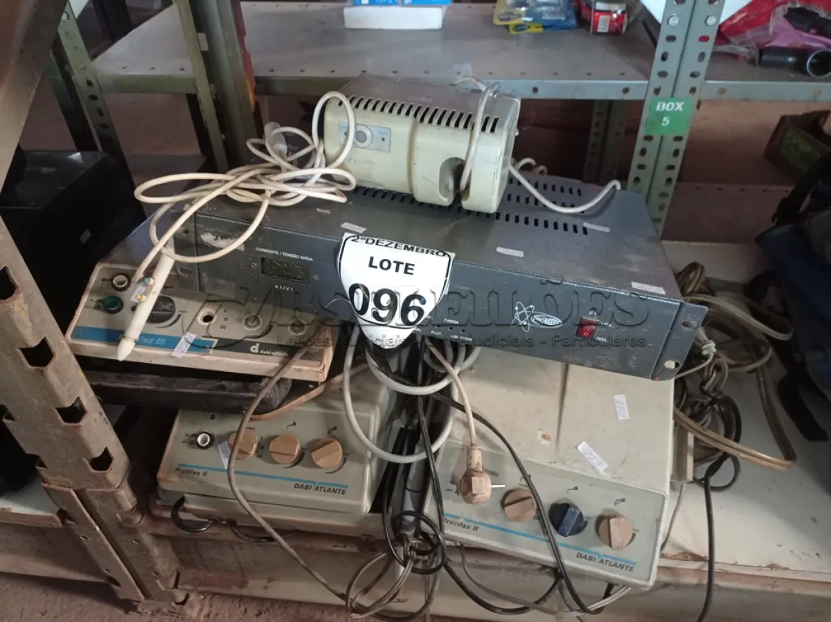 LOTE 096 - 01 LOTE C/VÁRIOS APARELHOS ELETRÔNICOS DIVERSOS P RETIRADAS DE PEÇAS. (NO ESTADO) ATENÇÃO! FAZER A VISITAÇÃO ANTES DE ARREMATAR, NÃO SABEMOS SE FUNCIONA. LEILÃO NÃO TEM GARANTIA E NEM DEVOLUÇÃO, SUJEITO A POSSÍVEIS AVARIAS VISÍVEIS/OCULTAS E/OU AUSÊNCIA DE COMPONENTES.