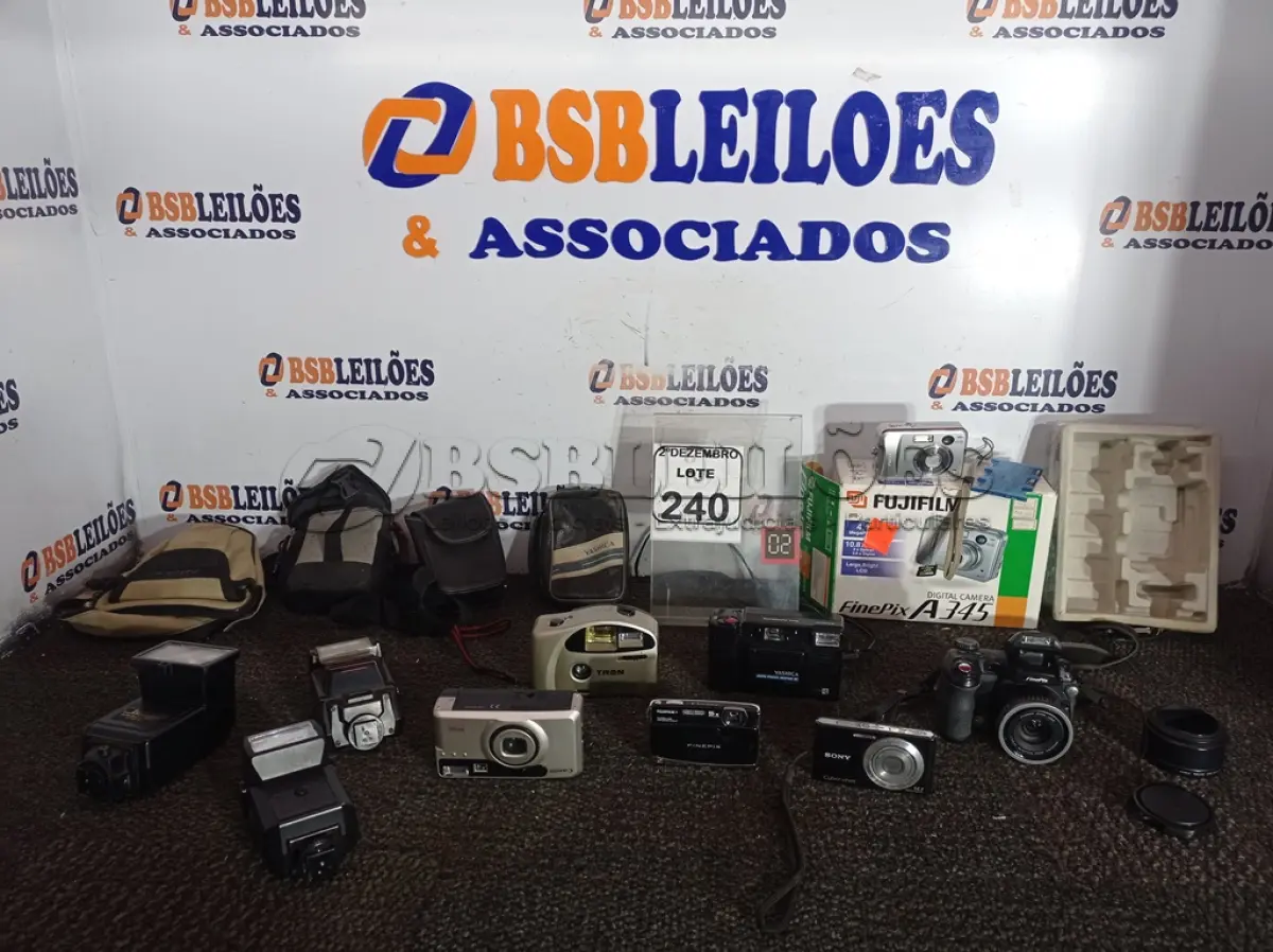 LOTE 240 - 01 LOTE C/VÁRIAS CÂMERAS FOTOGRÁFICAS ANALÓGICAS E DIGITAIS, LENTES P/CÂMERAS E 04 BOLSAS P/CÂMERAS. (NO ESTADO) ATENÇÃO! FAZER A VISITAÇÃO ANTES DE ARREMATAR, NÃO SABEMOS SE FUNCIONA. LEILÃO NÃO TEM GARANTIA E NEM DEVOLUÇÃO, SUJEITO A POSSÍVEIS AVARIAS VISÍVEIS/OCULTAS E/OU AUSÊNCIA DE COMPONENTES.