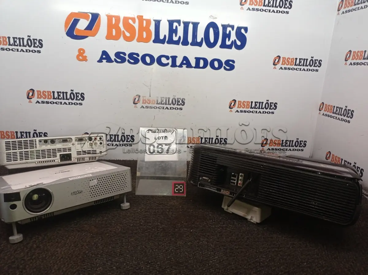 LOTE 067 - 03 PROJETORES MULTIMIDIA MARCAS E MODELOS DIVERSOS P/RETIRADA DE PEÇAS. (NO ESTADO) ATENÇÃO! FAZER A VISITAÇÃO ANTES DE ARREMATAR, NÃO SABEMOS SE FUNCIONA. LEILÃO NÃO TEM GARANTIA E NEM DEVOLUÇÃO, SUJEITO A POSSÍVEIS AVARIAS VISÍVEIS/OCULTAS E/OU AUSÊNCIA DE COMPONENTES.