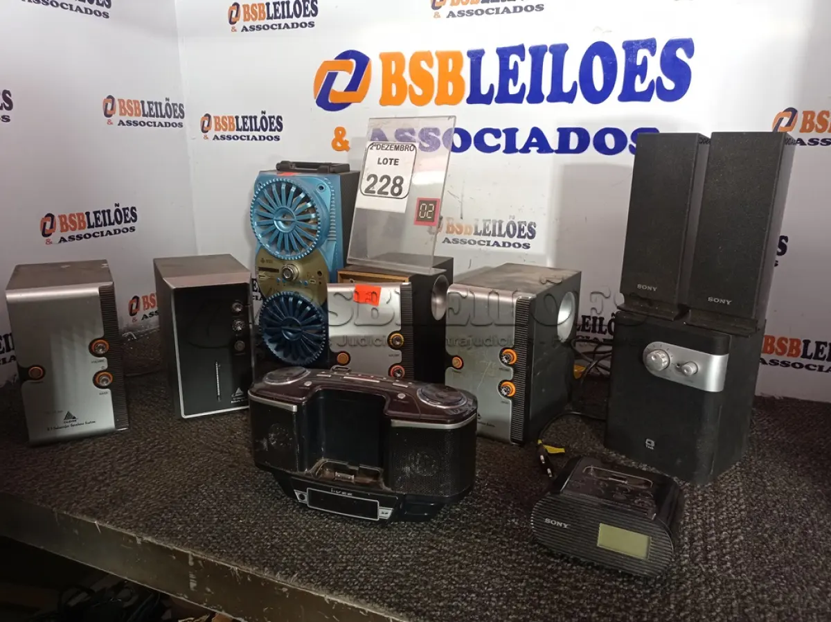LOTE 228 - 01 LOTE C/VÁRIAS CAIXAS DE SOM MARCAS E MODELOS DIVERSOS. (NO ESTADO) ATENÇÃO! FAZER A VISITAÇÃO ANTES DE ARREMATAR, NÃO SABEMOS SE FUNCIONA. LEILÃO NÃO TEM GARANTIA E NEM DEVOLUÇÃO, SUJEITO A POSSÍVEIS AVARIAS VISÍVEIS/OCULTAS E/OU AUSÊNCIA DE COMPONENTES.