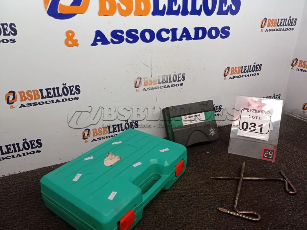 LOTE 031 - 01 MEGOMETRO DIGITAL PORTÁTIL MARCA INSTRUTEMP. (NO ESTADO) ATENÇÃO! FAZER A VISITAÇÃO ANTES DE ARREMATAR, NÃO SABEMOS SE FUNCIONA. LEILÃO NÃO TEM GARANTIA E NEM DEVOLUÇÃO, SUJEITO A POSSÍVEIS AVARIAS VISÍVEIS/OCULTAS E/OU AUSÊNCIA DE COMPONENTES.