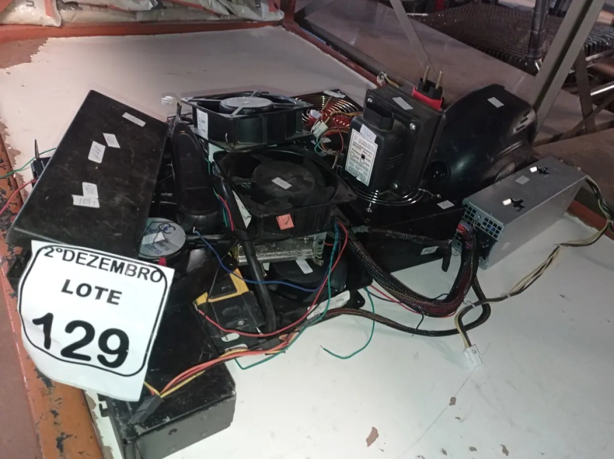 LOTE 129 - 01 LOTE C/VÁRIOS COOLERS, FONTES P/ PC E MATERIAIS DIVERSOS. (NO ESTADO) ATENÇÃO! FAZER A VISITAÇÃO ANTES DE ARREMATAR, NÃO SABEMOS SE FUNCIONA. LEILÃO NÃO TEM GARANTIA E NEM DEVOLUÇÃO, SUJEITO A POSSÍVEIS AVARIAS VISÍVEIS/OCULTAS E/OU AUSÊNCIA DE COMPONENTES.