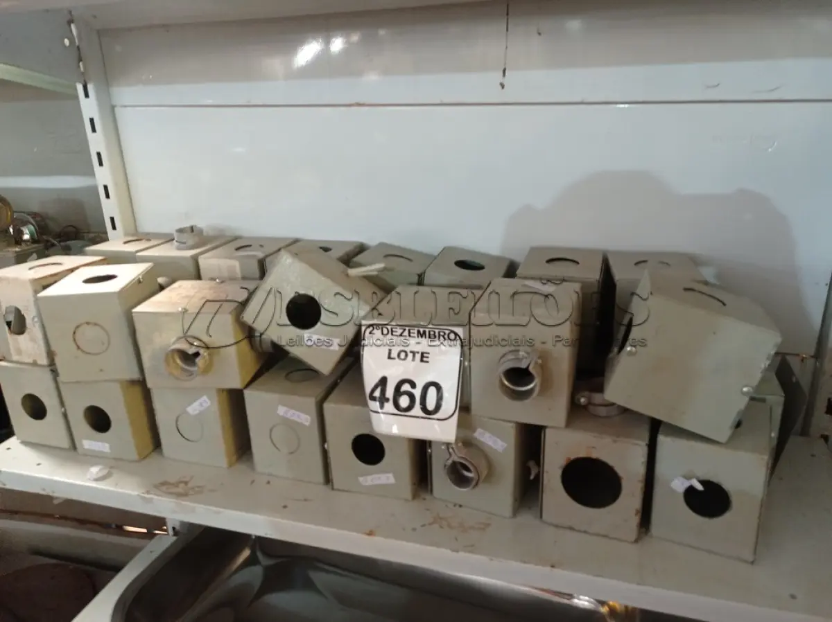 LOTE 460 - 01 LOTE C/GRANDE QUANTIDADE DE CAIXA DE PASSAGEM. (NO ESTADO) ATENÇÃO! FAZER A VISITAÇÃO ANTES DE ARREMATAR, NÃO SABEMOS SE FUNCIONA. LEILÃO NÃO TEM GARANTIA E NEM DEVOLUÇÃO, SUJEITO A POSSÍVEIS AVARIAS VISÍVEIS/OCULTAS E/OU AUSÊNCIA DE COMPONENTES.