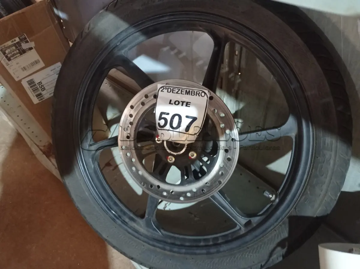 LOTE 507 - 01 RODA P/MOTO COM PNEU E CÂMARA DE AR, ARO “18. PARA HONDA 150 E 160 CILINDRADAS. (NO ESTADO) ATENÇÃO! FAZER A VISITAÇÃO ANTES DE ARREMATAR, NÃO SABEMOS SE FUNCIONA. LEILÃO NÃO TEM GARANTIA E NEM DEVOLUÇÃO, SUJEITO A POSSÍVEIS AVARIAS VISÍVEIS/OCULTAS E/OU AUSÊNCIA DE COMPONENTES.