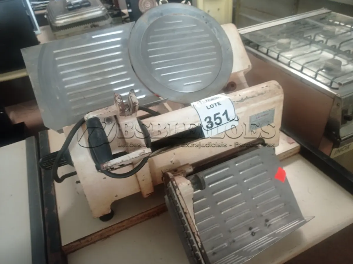 LOTE 351 - 01 CORTADOR DE FRIOS MARCA FILIZOLA. (NO ESTADO) ATENÇÃO! FAZER A VISITAÇÃO ANTES DE ARREMATAR, NÃO SABEMOS SE FUNCIONA. LEILÃO NÃO TEM GARANTIA E NEM DEVOLUÇÃO, SUJEITO A POSSÍVEIS AVARIAS VISÍVEIS/OCULTAS E/OU AUSÊNCIA DE COMPONENTES.