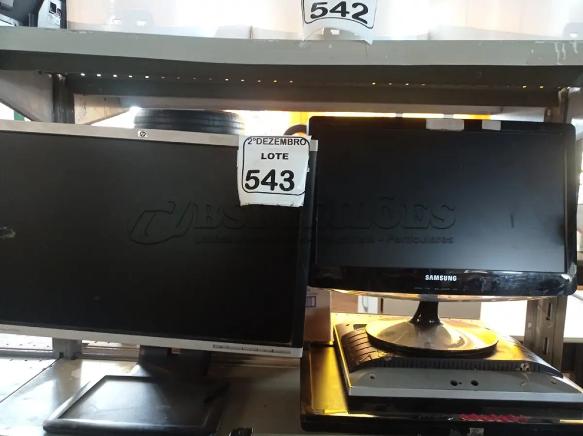 LOTE 543 - 04 MONITORES LCD MARCAS E MODELOS DIVERSOS. (NO ESTADO) ATENÇÃO! FAZER A VISITAÇÃO ANTES DE ARREMATAR, NÃO SABEMOS SE FUNCIONA. LEILÃO NÃO TEM GARANTIA E NEM DEVOLUÇÃO, SUJEITO A POSSÍVEIS AVARIAS VISÍVEIS/OCULTAS E/OU AUSÊNCIA DE COMPONENTES.
