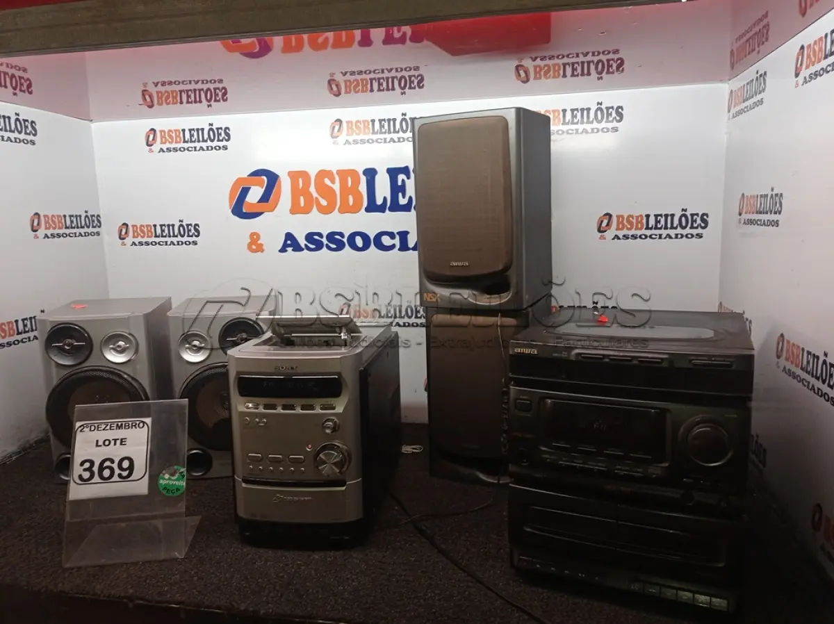 LOTE 369 - 02 APARELHOS DE SOM MARCA SONY E AIWA. (NO ESTADO) ATENÇÃO! FAZER A VISITAÇÃO ANTES DE ARREMATAR, NÃO SABEMOS SE FUNCIONA. LEILÃO NÃO TEM GARANTIA E NEM DEVOLUÇÃO, SUJEITO A POSSÍVEIS AVARIAS VISÍVEIS/OCULTAS E/OU AUSÊNCIA DE COMPONENTES.