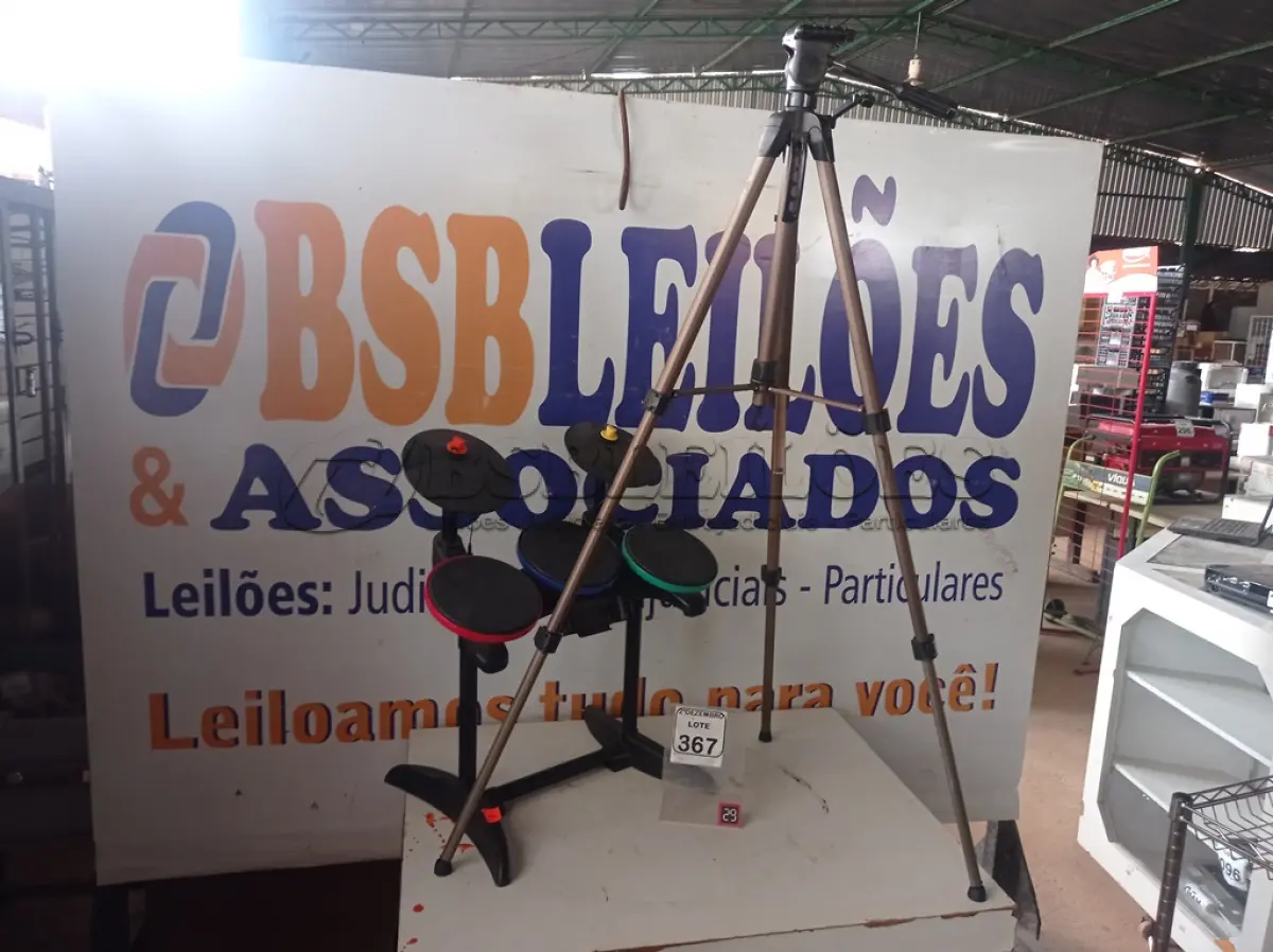LOTE 367 - 01 BATERIA GUITAR HERO E 01 TRIPÉ C/AVARIAS. (NO ESTADO) ATENÇÃO! FAZER A VISITAÇÃO ANTES DE ARREMATAR, NÃO SABEMOS SE FUNCIONA. LEILÃO NÃO TEM GARANTIA E NEM DEVOLUÇÃO, SUJEITO A POSSÍVEIS AVARIAS VISÍVEIS/OCULTAS E/OU AUSÊNCIA DE COMPONENTES.