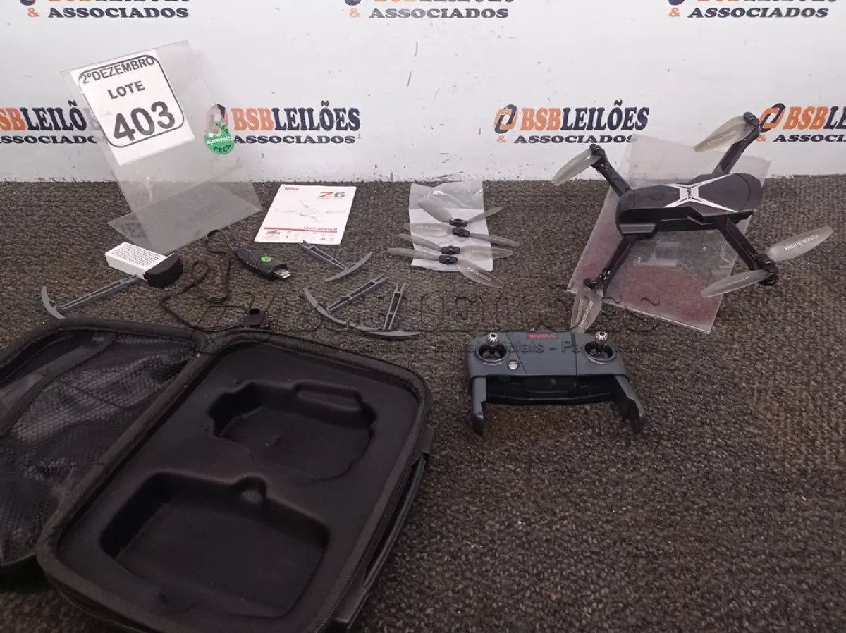 LOTE 403 - 01 DRONE COM CASE DA MARCA ZYMA. (NO ESTADO) ATENÇÃO! FAZER A VISITAÇÃO ANTES DE ARREMATAR, NÃO SABEMOS SE FUNCIONA. LEILÃO NÃO TEM GARANTIA E NEM DEVOLUÇÃO, SUJEITO A POSSÍVEIS AVARIAS VISÍVEIS/OCULTAS E/OU AUSÊNCIA DE COMPONENTES.