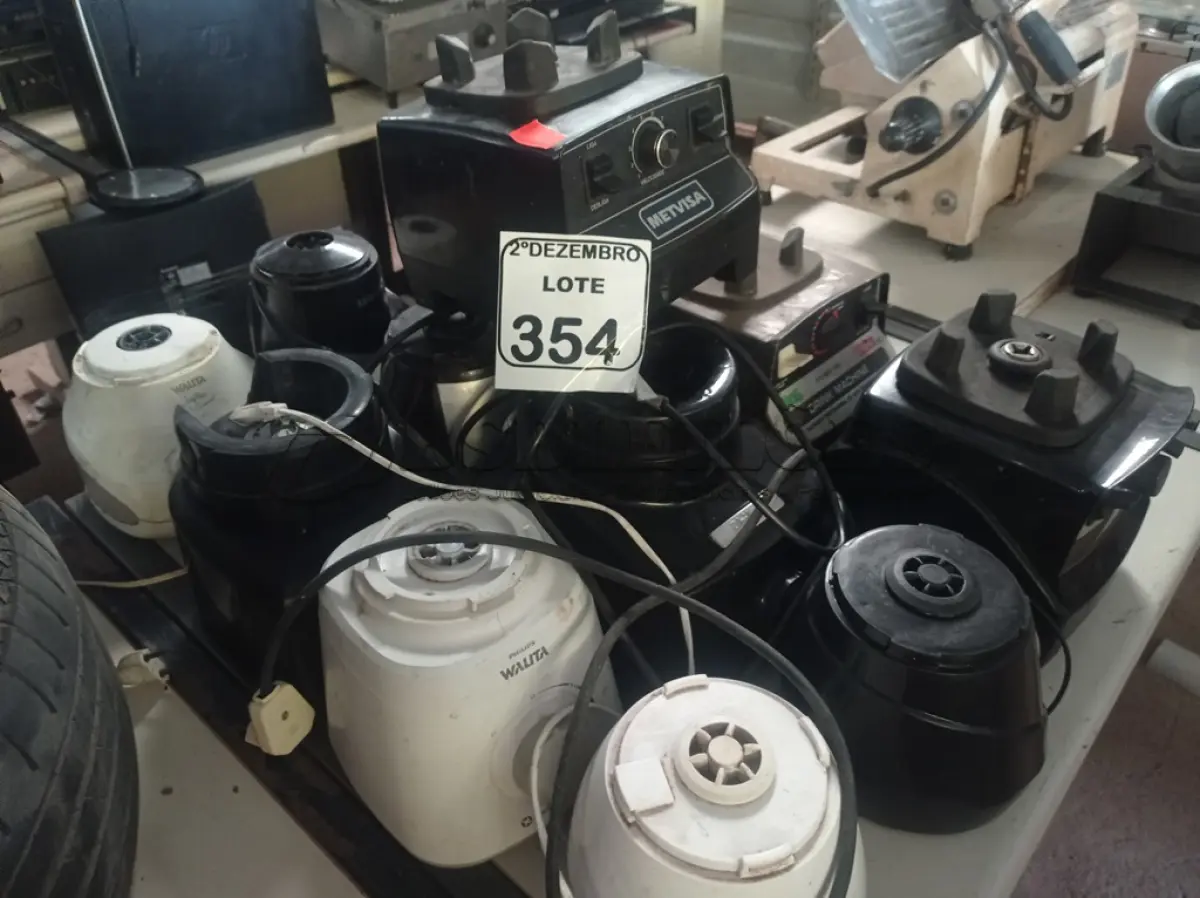 LOTE 354 - 12 BASES DE LIQUIDIFICADORES MARCAS E MODELOS DIVERSOS. (NO ESTADO) ATENÇÃO! FAZER A VISITAÇÃO ANTES DE ARREMATAR, NÃO SABEMOS SE FUNCIONA. LEILÃO NÃO TEM GARANTIA E NEM DEVOLUÇÃO, SUJEITO A POSSÍVEIS AVARIAS VISÍVEIS/OCULTAS E/OU AUSÊNCIA DE COMPONENTES.