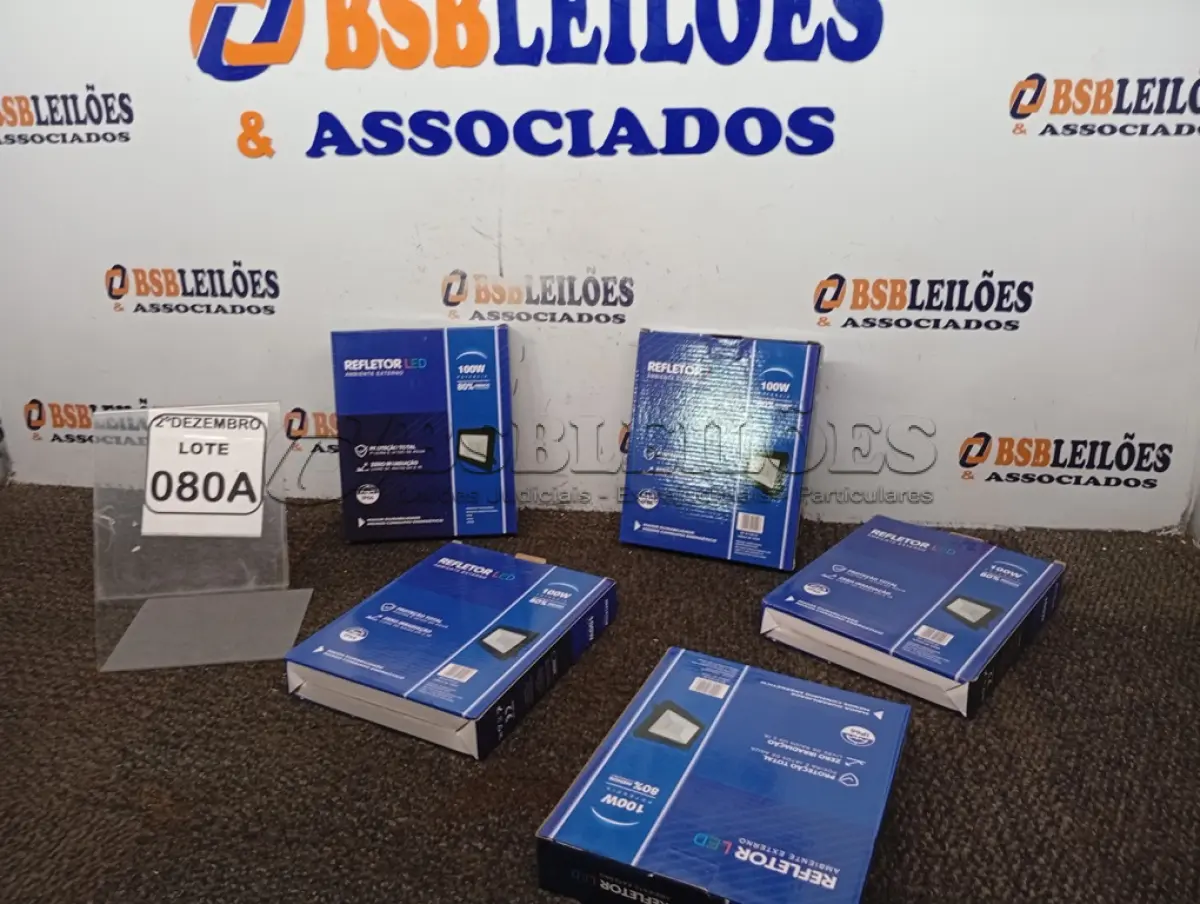 LOTE 080 - 05 REFLETORES LED AMBIENTE EXTERNO 100W. (NOVO), (NO ESTADO) ATENÇÃO! FAZER A VISITAÇÃO ANTES DE ARREMATAR, NÃO SABEMOS SE FUNCIONA. LEILÃO NÃO TEM GARANTIA E NEM DEVOLUÇÃO, SUJEITO A POSSÍVEIS AVARIAS VISÍVEIS/OCULTAS E/OU AUSÊNCIA DE COMPONENTES.
