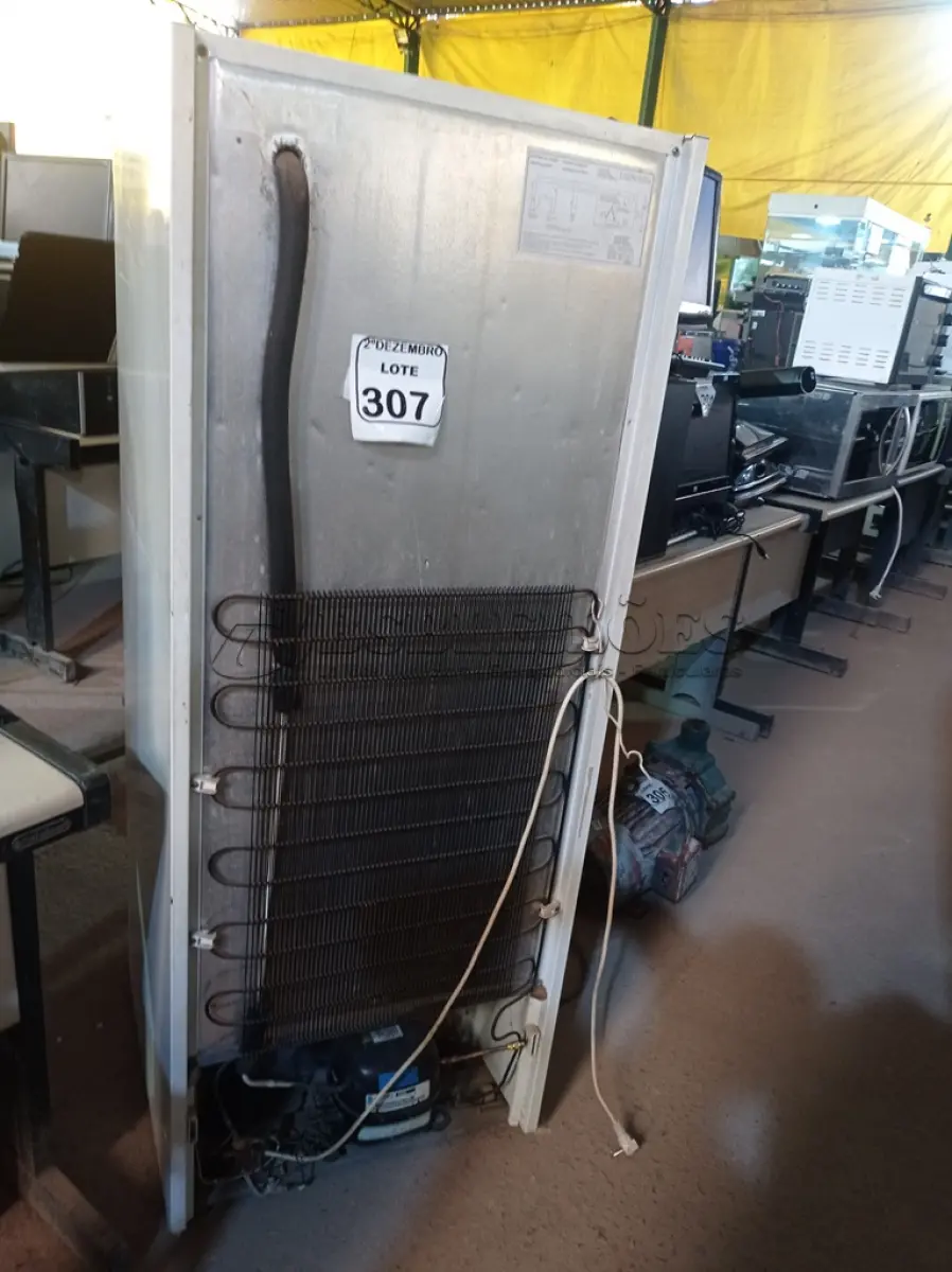 LOTE 307 - 01 GELADEIRA MARCA CONTINENTAL 220V. (NO ESTADO) ATENÇÃO! FAZER A VISITAÇÃO ANTES DE ARREMATAR, NÃO SABEMOS SE FUNCIONA. LEILÃO NÃO TEM GARANTIA E NEM DEVOLUÇÃO, SUJEITO A POSSÍVEIS AVARIAS VISÍVEIS/OCULTAS E/OU AUSÊNCIA DE COMPONENTES.