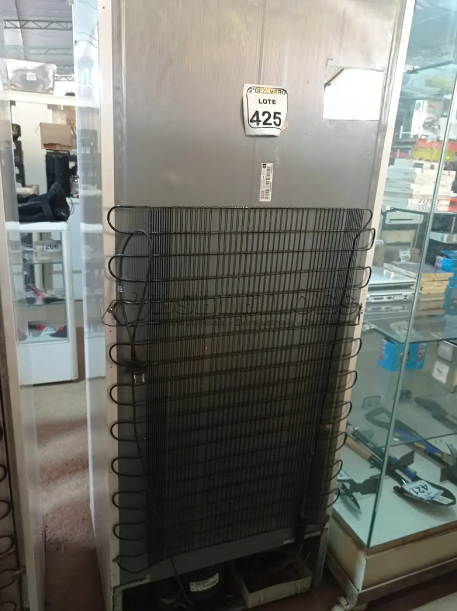 LOTE 425 - 01 GELADEIRA MARCA ELECTROLUX. (NO ESTADO) ATENÇÃO! FAZER A VISITAÇÃO ANTES DE ARREMATAR, NÃO SABEMOS SE FUNCIONA. LEILÃO NÃO TEM GARANTIA E NEM DEVOLUÇÃO, SUJEITO A POSSÍVEIS AVARIAS VISÍVEIS/OCULTAS E/OU AUSÊNCIA DE COMPONENTES.