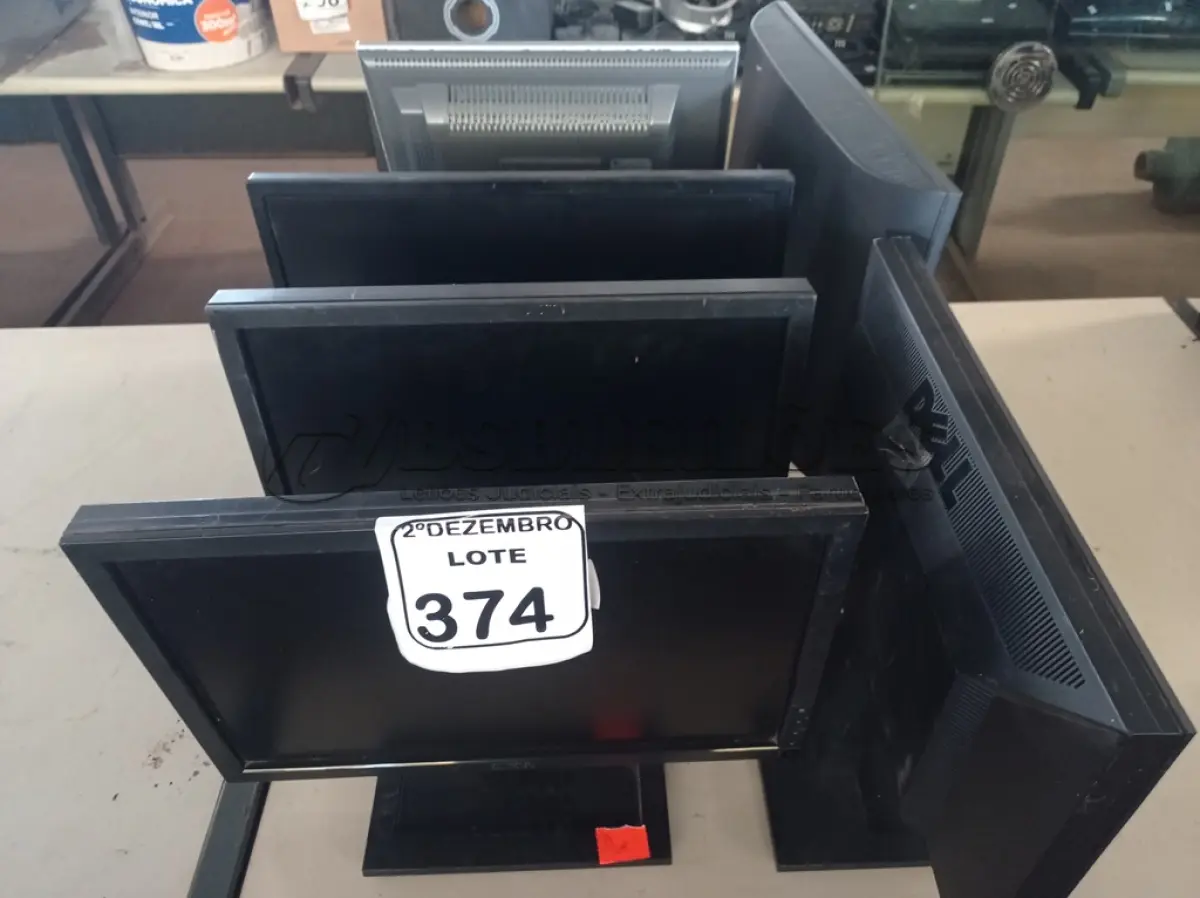 LOTE 374 - 06 MONITORES LCD MARCAS E MODELOS DIVERSOS. (NO ESTADO) ATENÇÃO! FAZER A VISITAÇÃO ANTES DE ARREMATAR, NÃO SABEMOS SE FUNCIONA. LEILÃO NÃO TEM GARANTIA E NEM DEVOLUÇÃO, SUJEITO A POSSÍVEIS AVARIAS VISÍVEIS/OCULTAS E/OU AUSÊNCIA DE COMPONENTES.