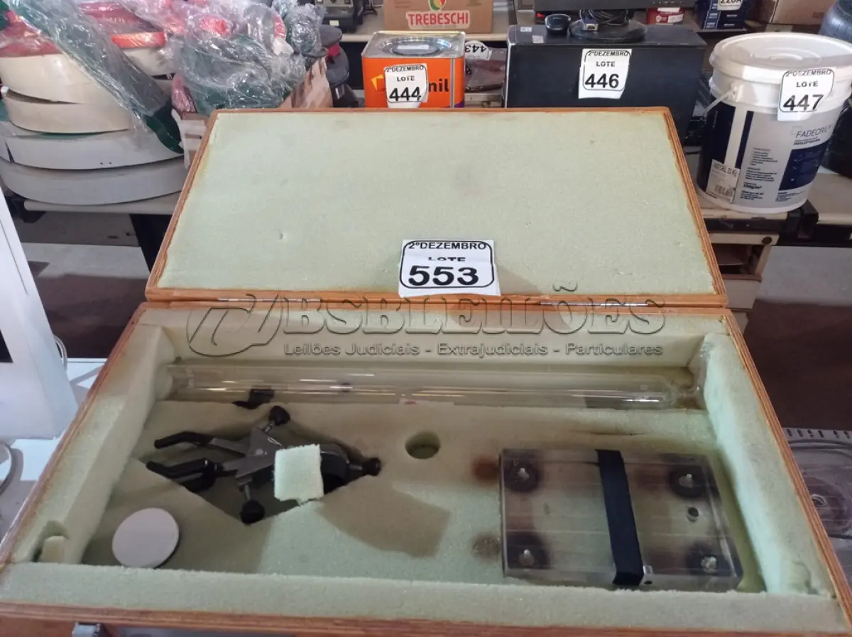 LOTE 553 - 01 CAIXA DE MADEIRA P/MATERIAIS DE LABORATÓRIO. (NO ESTADO) ATENÇÃO! FAZER A VISITAÇÃO ANTES DE ARREMATAR, NÃO SABEMOS SE FUNCIONA. LEILÃO NÃO TEM GARANTIA E NEM DEVOLUÇÃO, SUJEITO A POSSÍVEIS AVARIAS VISÍVEIS/OCULTAS E/OU AUSÊNCIA DE COMPONENTES.
