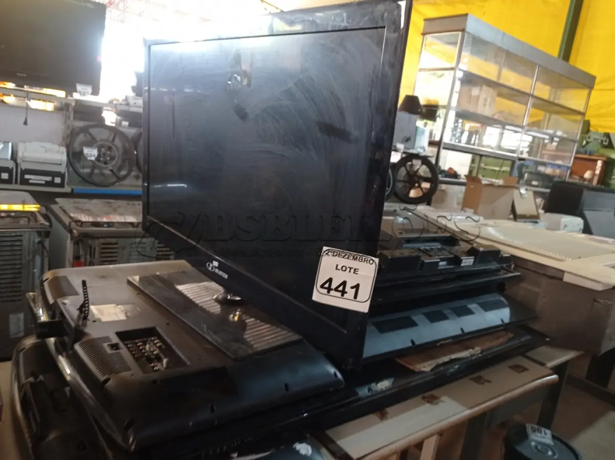 LOTE 441 - 01 LOTE C/VÁRIAS SUCATAS DE TV MARCAS E MODELOS DIVERSOS P/RETIRADA DE PEÇAS. (NO ESTADO) ATENÇÃO! FAZER A VISITAÇÃO ANTES DE ARREMATAR, NÃO SABEMOS SE FUNCIONA. LEILÃO NÃO TEM GARANTIA E NEM DEVOLUÇÃO, SUJEITO A POSSÍVEIS AVARIAS VISÍVEIS/OCULTAS E/OU AUSÊNCIA DE COMPONENTES.