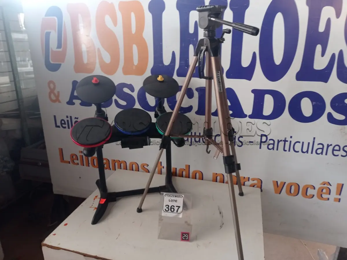 LOTE 367 - 01 BATERIA GUITAR HERO E 01 TRIPÉ C/AVARIAS. (NO ESTADO) ATENÇÃO! FAZER A VISITAÇÃO ANTES DE ARREMATAR, NÃO SABEMOS SE FUNCIONA. LEILÃO NÃO TEM GARANTIA E NEM DEVOLUÇÃO, SUJEITO A POSSÍVEIS AVARIAS VISÍVEIS/OCULTAS E/OU AUSÊNCIA DE COMPONENTES.