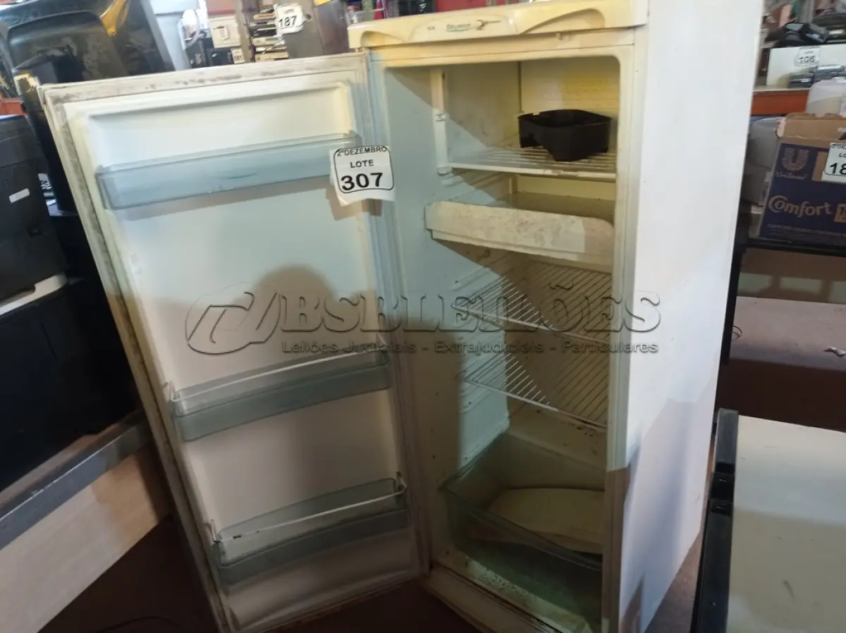 LOTE 307 - 01 GELADEIRA MARCA CONTINENTAL 220V. (NO ESTADO) ATENÇÃO! FAZER A VISITAÇÃO ANTES DE ARREMATAR, NÃO SABEMOS SE FUNCIONA. LEILÃO NÃO TEM GARANTIA E NEM DEVOLUÇÃO, SUJEITO A POSSÍVEIS AVARIAS VISÍVEIS/OCULTAS E/OU AUSÊNCIA DE COMPONENTES.