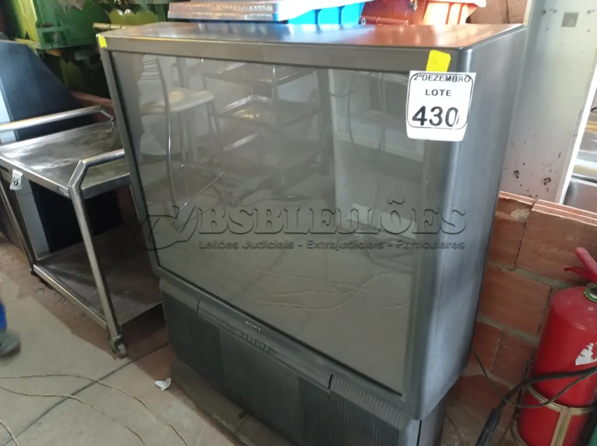 LOTE 430 - 01 TV DE TUBO ANTIGA SONY. (NO ESTADO) ATENÇÃO! FAZER A VISITAÇÃO ANTES DE ARREMATAR, NÃO SABEMOS SE FUNCIONA. LEILÃO NÃO TEM GARANTIA E NEM DEVOLUÇÃO, SUJEITO A POSSÍVEIS AVARIAS VISÍVEIS/OCULTAS E/OU AUSÊNCIA DE COMPONENTES.