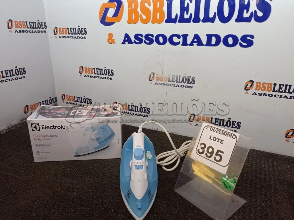 LOTE 395 - 01 FERRO A VAPOR P/ PASSAR ROUPAS MARCA ELECTROLUX COR BRANCA C/AZUL (NOVO). (NO ESTADO) ATENÇÃO! FAZER A VISITAÇÃO ANTES DE ARREMATAR, NÃO SABEMOS SE FUNCIONA. LEILÃO NÃO TEM GARANTIA E NEM DEVOLUÇÃO, SUJEITO A POSSÍVEIS AVARIAS VISÍVEIS/OCULTAS E/OU AUSÊNCIA DE COMPONENTES.
