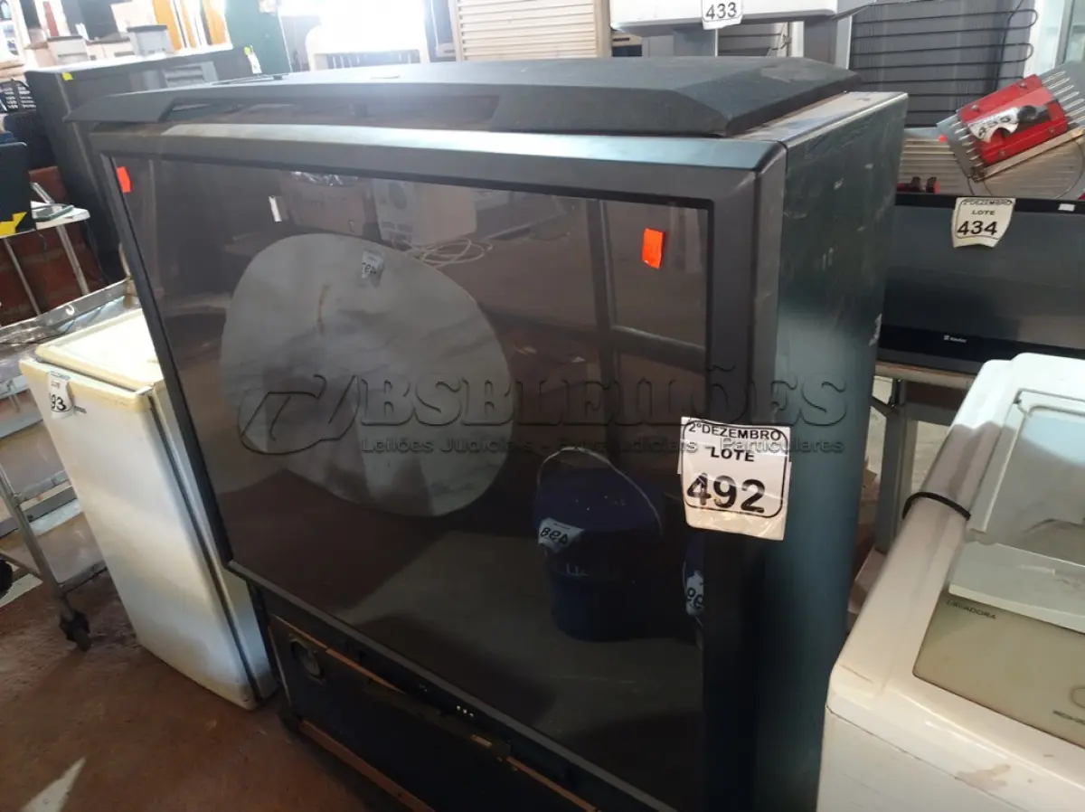 LOTE 492 - 01 TV DE TUBO ANTIGA MARCA PIONEER. (NO ESTADO) ATENÇÃO! FAZER A VISITAÇÃO ANTES DE ARREMATAR, NÃO SABEMOS SE FUNCIONA. LEILÃO NÃO TEM GARANTIA E NEM DEVOLUÇÃO, SUJEITO A POSSÍVEIS AVARIAS VISÍVEIS/OCULTAS E/OU AUSÊNCIA DE COMPONENTES.