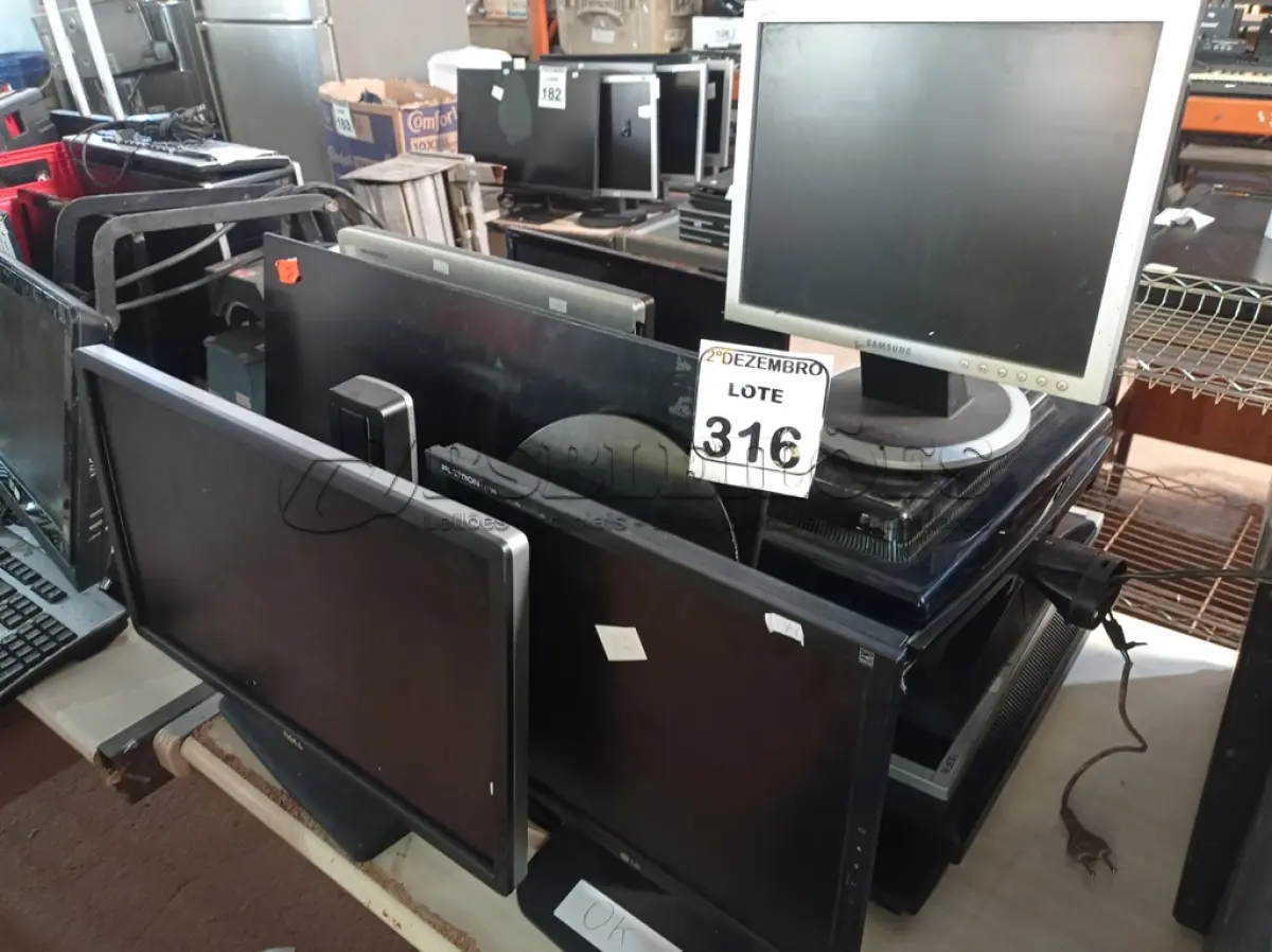 LOTE 316 - 12 MONITORES LCD MARCAS E MODELOS DIVERSOS P/RETIRADA DE PEÇAS. (NO ESTADO) ATENÇÃO! FAZER A VISITAÇÃO ANTES DE ARREMATAR, NÃO SABEMOS SE FUNCIONA. LEILÃO NÃO TEM GARANTIA E NEM DEVOLUÇÃO, SUJEITO A POSSÍVEIS AVARIAS VISÍVEIS/OCULTAS E/OU AUSÊNCIA DE COMPONENTES.