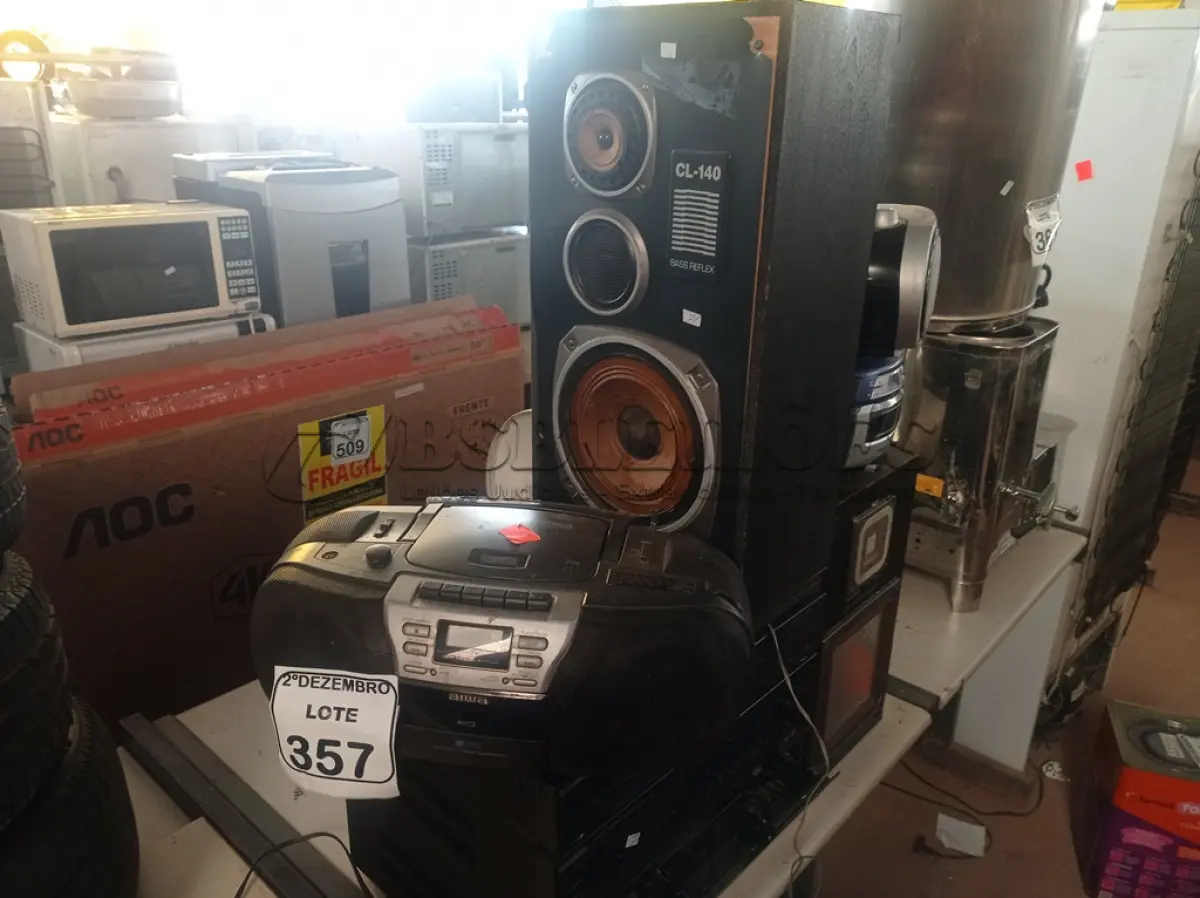 LOTE 357 - 03 MICRO SYSTEM E 01 APARELHO DE SOM C/DUAS CAIXAS DE SOM MARCAS E MODELOS DIVERSOS. (NO ESTADO) ATENÇÃO! FAZER A VISITAÇÃO ANTES DE ARREMATAR, NÃO SABEMOS SE FUNCIONA. LEILÃO NÃO TEM GARANTIA E NEM DEVOLUÇÃO, SUJEITO A POSSÍVEIS AVARIAS VISÍVEIS/OCULTAS E/OU AUSÊNCIA DE COMPONENTES.