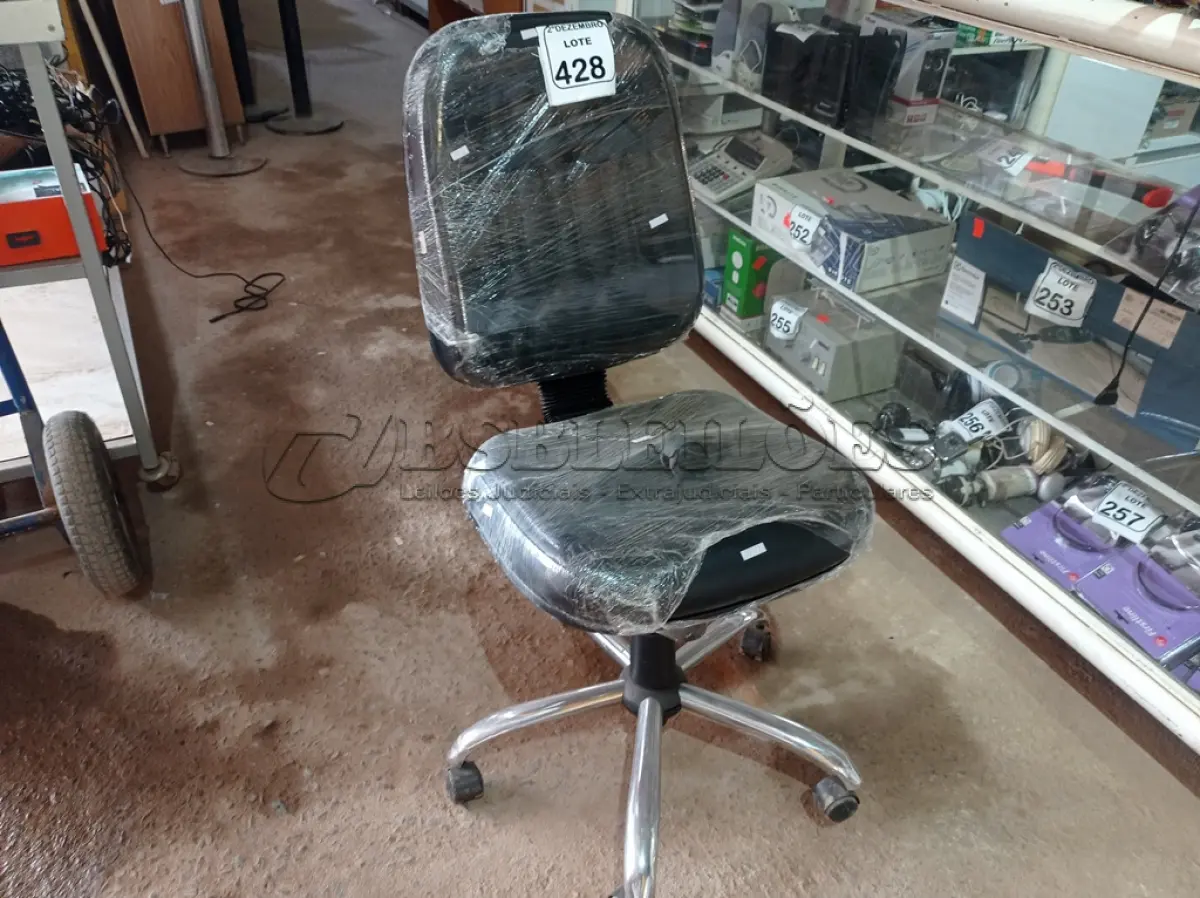 LOTE 428 - 01 CADEIRA GIRATÓRIA P/ESCRITÓRIO. (NO ESTADO) ATENÇÃO! FAZER A VISITAÇÃO ANTES DE ARREMATAR, NÃO SABEMOS SE FUNCIONA. LEILÃO NÃO TEM GARANTIA E NEM DEVOLUÇÃO, SUJEITO A POSSÍVEIS AVARIAS VISÍVEIS/OCULTAS E/OU AUSÊNCIA DE COMPONENTES.