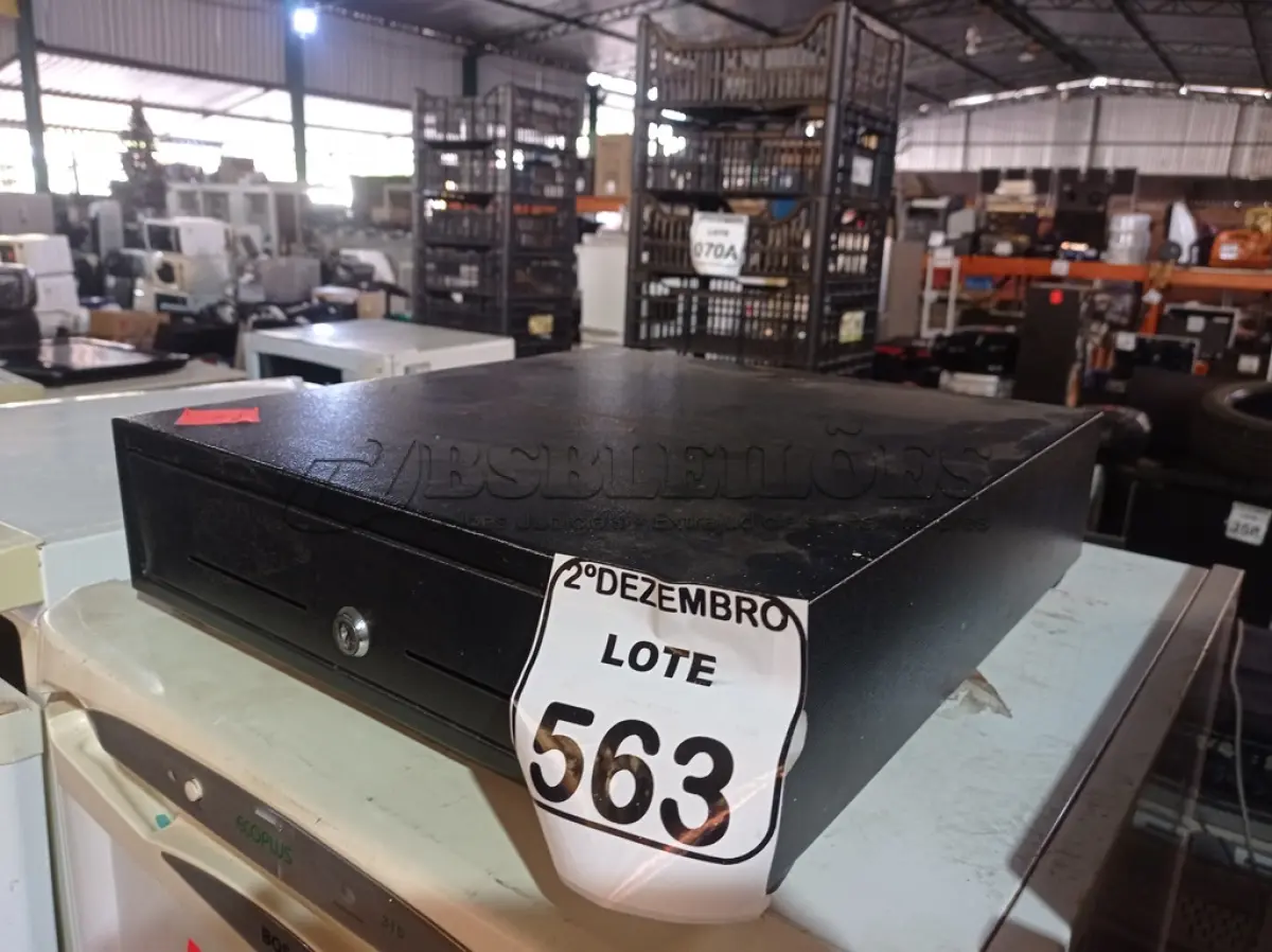 LOTE 563 - 01 CAIXA REGISTRADORA. (NO ESTADO) ATENÇÃO! FAZER A VISITAÇÃO ANTES DE ARREMATAR, NÃO SABEMOS SE FUNCIONA. LEILÃO NÃO TEM GARANTIA E NEM DEVOLUÇÃO, SUJEITO A POSSÍVEIS AVARIAS VISÍVEIS/OCULTAS E/OU AUSÊNCIA DE COMPONENTES.