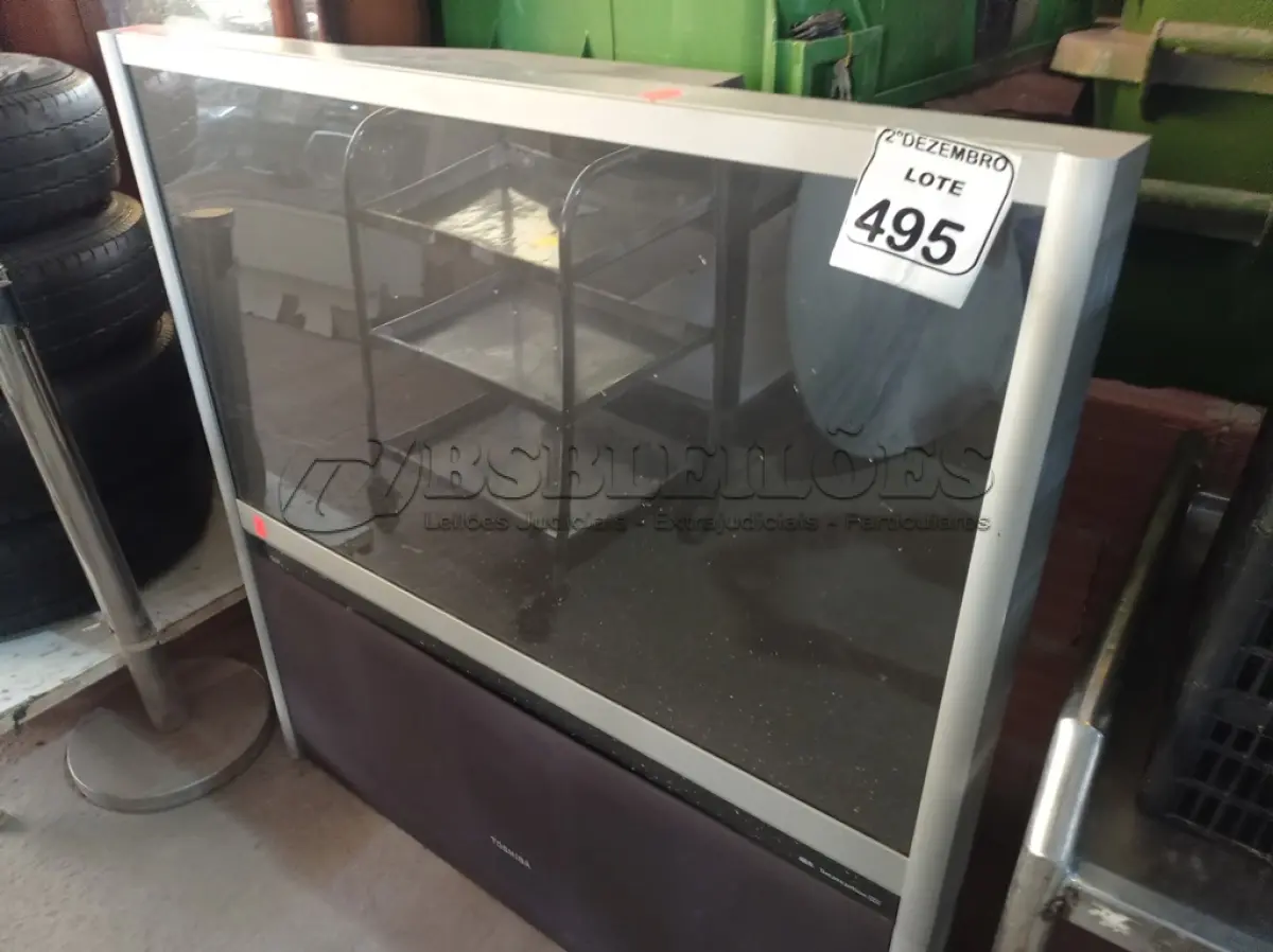 LOTE 495 - 01 TV DE TUBO ANTIGA MARCA TOSHIBA. (NO ESTADO) ATENÇÃO! FAZER A VISITAÇÃO ANTES DE ARREMATAR, NÃO SABEMOS SE FUNCIONA. LEILÃO NÃO TEM GARANTIA E NEM DEVOLUÇÃO, SUJEITO A POSSÍVEIS AVARIAS VISÍVEIS/OCULTAS E/OU AUSÊNCIA DE COMPONENTES.