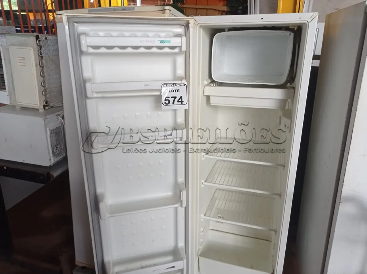 LOTE 574 - 01 GELADEIRA MARCA CONSUL 220V. (NO ESTADO) ATENÇÃO! FAZER A VISITAÇÃO ANTES DE ARREMATAR, NÃO SABEMOS SE FUNCIONA. LEILÃO NÃO TEM GARANTIA E NEM DEVOLUÇÃO, SUJEITO A POSSÍVEIS AVARIAS VISÍVEIS/OCULTAS E/OU AUSÊNCIA DE COMPONENTES.