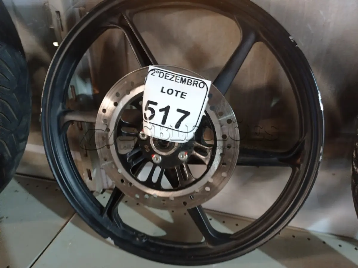 LOTE 517 - 01 RODA P/MOTO ARO “18. PARA HONDA 150 E 160 CILINDRADAS. (NO ESTADO) ATENÇÃO! FAZER A VISITAÇÃO ANTES DE ARREMATAR, NÃO SABEMOS SE FUNCIONA. LEILÃO NÃO TEM GARANTIA E NEM DEVOLUÇÃO, SUJEITO A POSSÍVEIS AVARIAS VISÍVEIS/OCULTAS E/OU AUSÊNCIA DE COMPONENTES.