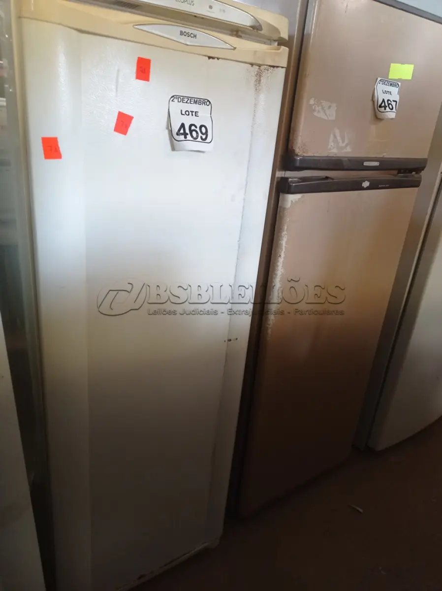 LOTE 469 - 01 GELADEIRA MARCA BOSCH 220V. (NO ESTADO) ATENÇÃO! FAZER A VISITAÇÃO ANTES DE ARREMATAR, NÃO SABEMOS SE FUNCIONA. LEILÃO NÃO TEM GARANTIA E NEM DEVOLUÇÃO, SUJEITO A POSSÍVEIS AVARIAS VISÍVEIS/OCULTAS E/OU AUSÊNCIA DE COMPONENTES.