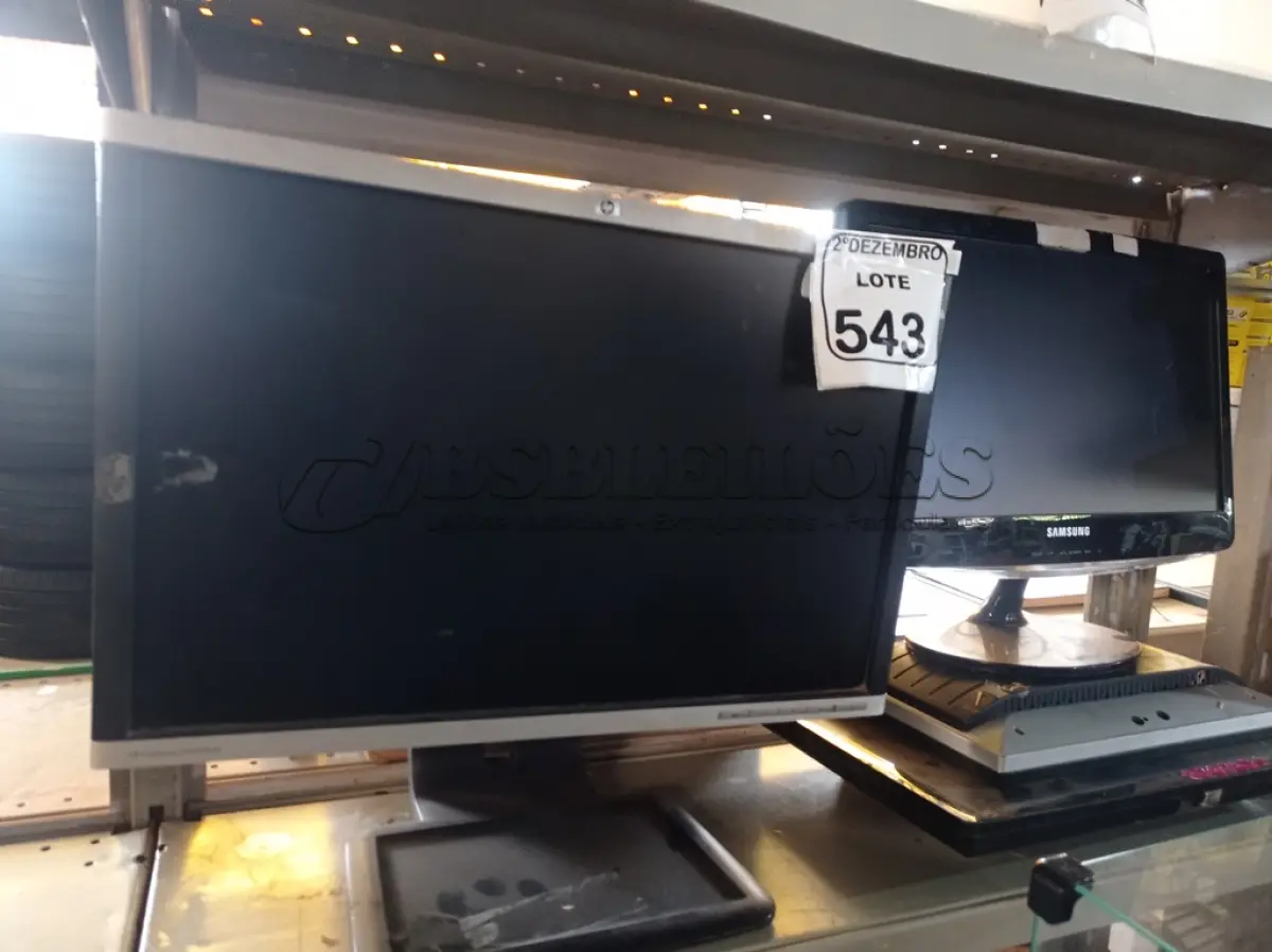 LOTE 543 - 04 MONITORES LCD MARCAS E MODELOS DIVERSOS. (NO ESTADO) ATENÇÃO! FAZER A VISITAÇÃO ANTES DE ARREMATAR, NÃO SABEMOS SE FUNCIONA. LEILÃO NÃO TEM GARANTIA E NEM DEVOLUÇÃO, SUJEITO A POSSÍVEIS AVARIAS VISÍVEIS/OCULTAS E/OU AUSÊNCIA DE COMPONENTES.