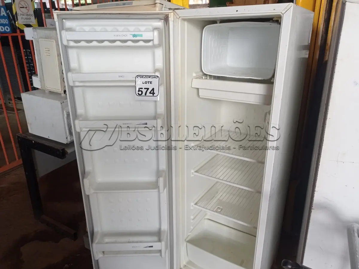 LOTE 574 - 01 GELADEIRA MARCA CONSUL 220V. (NO ESTADO) ATENÇÃO! FAZER A VISITAÇÃO ANTES DE ARREMATAR, NÃO SABEMOS SE FUNCIONA. LEILÃO NÃO TEM GARANTIA E NEM DEVOLUÇÃO, SUJEITO A POSSÍVEIS AVARIAS VISÍVEIS/OCULTAS E/OU AUSÊNCIA DE COMPONENTES.