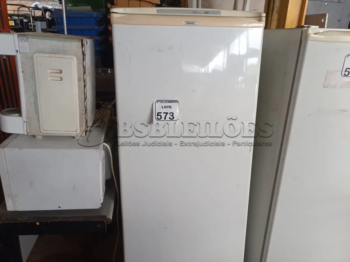 LOTE 573 - 01 GELADEIRA MARCA CONSUL 220V. (NO ESTADO) ATENÇÃO! FAZER A VISITAÇÃO ANTES DE ARREMATAR, NÃO SABEMOS SE FUNCIONA. LEILÃO NÃO TEM GARANTIA E NEM DEVOLUÇÃO, SUJEITO A POSSÍVEIS AVARIAS VISÍVEIS/OCULTAS E/OU AUSÊNCIA DE COMPONENTES.