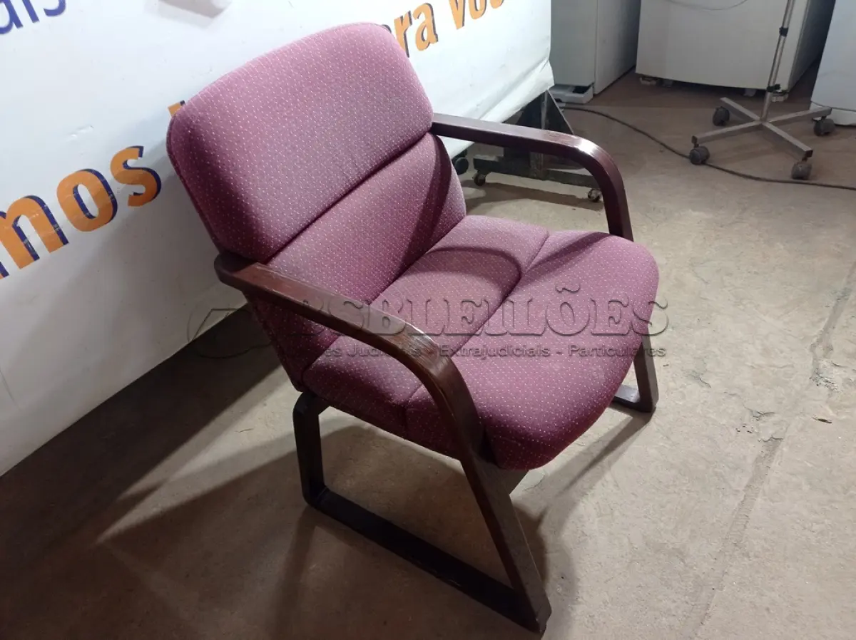 LOTE 043 - 01 CADEIRA NA COR ROXA (PURPLE CHAIR).035097 (NO ESTADO EM QUE SE ENCONTRA. SUJEITO A AVARIAS OCULTAS/VISÍVEIS.)