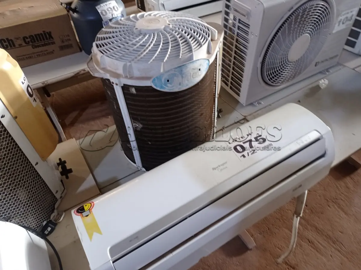 LOTE 075 - 01 KIT AR-CONDICIONADO MIDEA 18000 BTUS (NO ESTADO, NÃO SABEMOS SE FUNCIONA. LEILÃO NÃO TEM GARANTIA E NEM DEVOLUÇÃO, SUJEITO A POSSÍVEIS AVARIAS VISÍVEIS/OCULTAS E/OU AUSÊNCIA DE COMPONENTES)