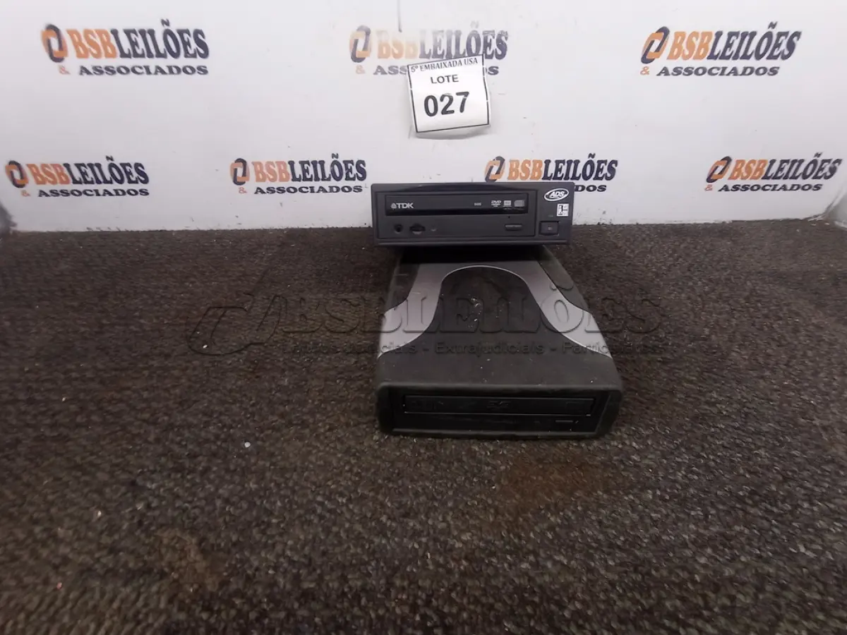 LOTE 027 - 01 PACIFIC DIGITAL 8X8 USB DVD DUAL E 01 TDK AID+840G DVD RW. (NO ESTADO EM QUE SE ENCONTRA. SUJEITO A AVARIAS OCULTAS/VISÍVEIS.)