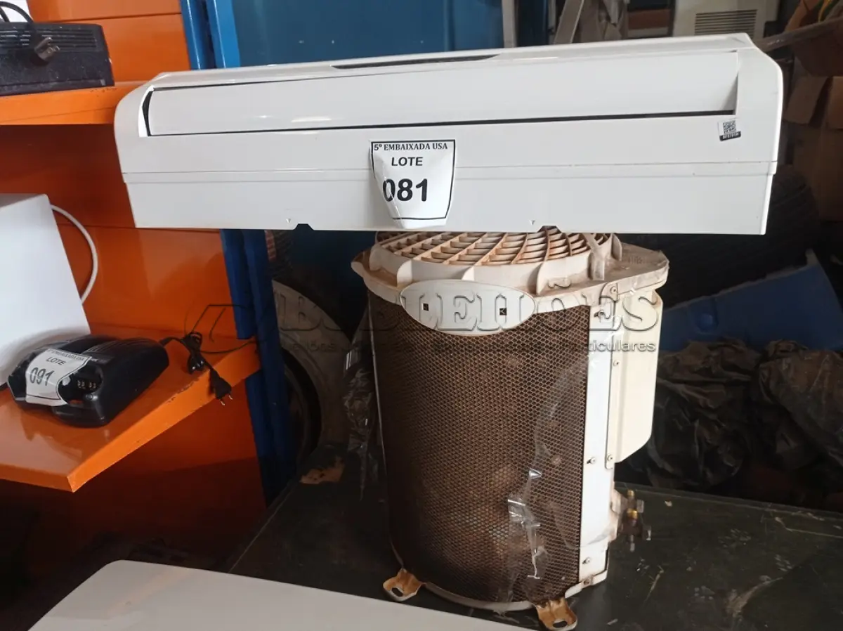 LOTE 081 - 01 AR CONDICIONADO MARCA CARRIER 12.000BTUS C/ CONTROLE. (AIR CONDITIONING). (NO ESTADO EM QUE SE ENCONTRA. SUJEITO A AVARIAS OCULTAS/VISÍVEIS.) BF8701H
