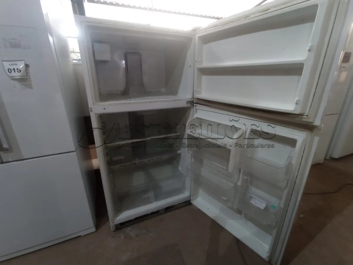 LOTE 025 - 01 REFRIGERADOR MARCA WHIRLPOOL 127V (REFRIGERATOR) (NO ESTADO EM QUE SE ENCONTRA. SUJEITO A AVARIAS OCULTAS/VISÍVEIS.) AV9546V