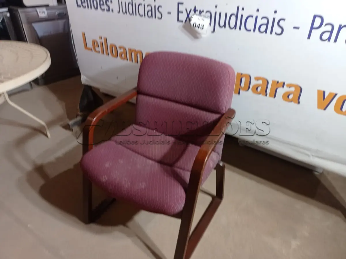 LOTE 043 - 01 CADEIRA NA COR ROXA (PURPLE CHAIR).035097 (NO ESTADO EM QUE SE ENCONTRA. SUJEITO A AVARIAS OCULTAS/VISÍVEIS.)