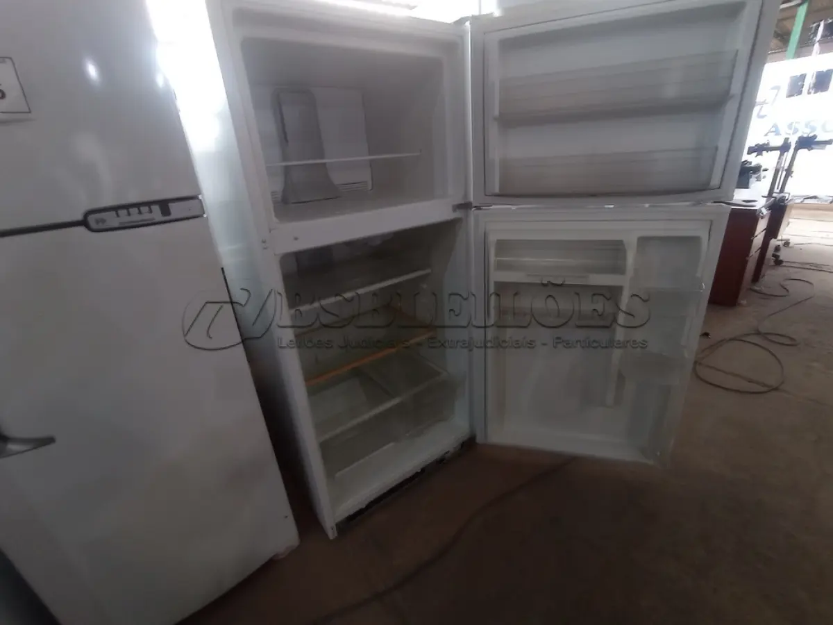 LOTE 085 - 01 REFRIGERADOR MARCA WHIRLPOOL 127V (REFRIGERATOR). (NO ESTADO EM QUE SE ENCONTRA. SUJEITO A AVARIAS OCULTAS/VISÍVEIS.) AV9990Y