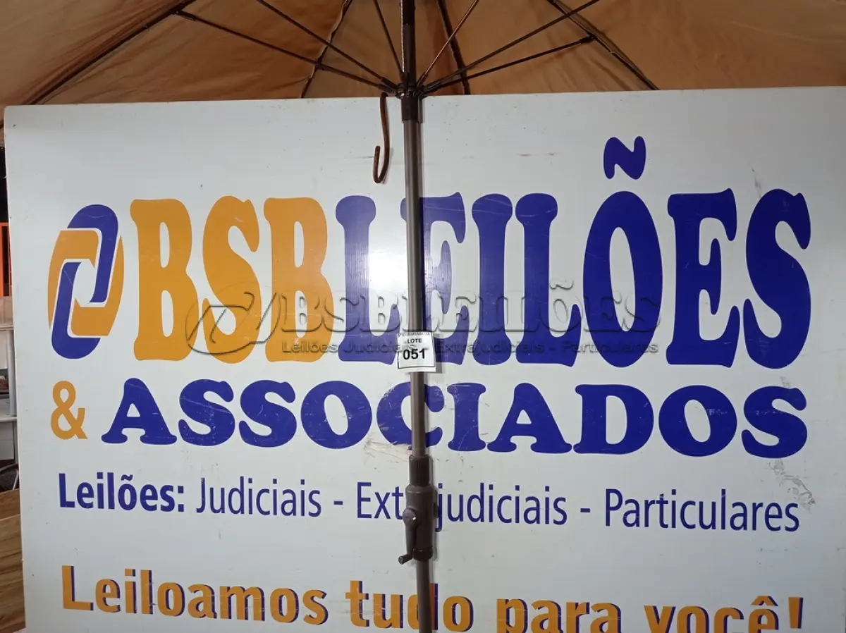 LOTE 051 - 01 GUARDA-CHUVA. (UMBRELLA) (NO ESTADO EM QUE SE ENCONTRA. SUJEITO A AVARIAS OCULTAS/VISÍVEIS.) BH1480M