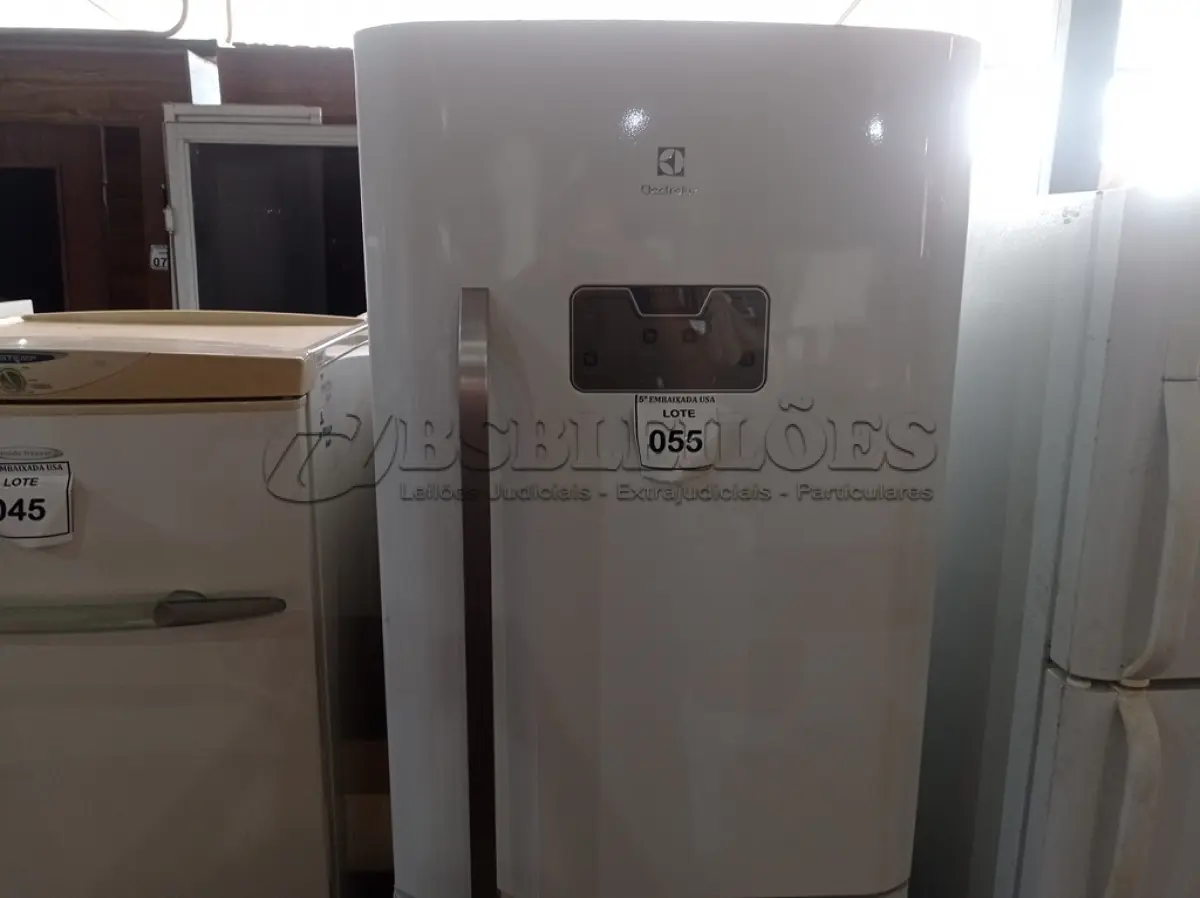 LOTE 055 - 01 REFRIGERADOR INVERSE MARCA ELECTROLUX 220V(REFRIGERATOR). (NO ESTADO EM QUE SE ENCONTRA. SUJEITO A AVARIAS OCULTAS/VISÍVEIS.) BH1503U